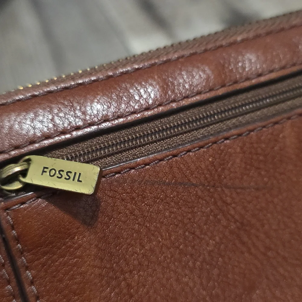 FOSSIL Jori Brown Leather  Flap Zip-Around Wallet  Wristlet